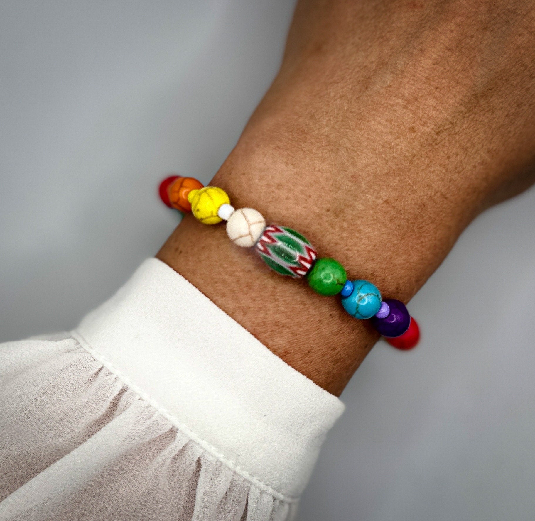 Buntes Armband aus Natursteinperlen und Millefiori-Perle