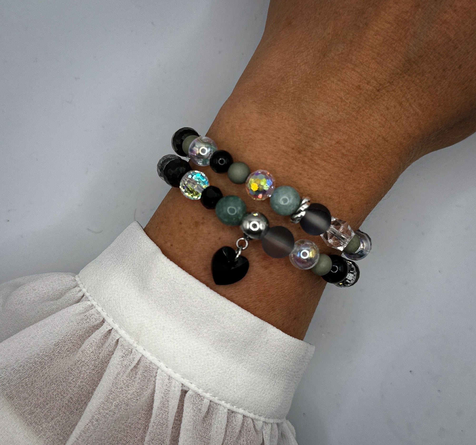 Buntes Wickelarmband für Damen aus Glasperlen und Natursteinperlen mit Swarovski-Anhänger