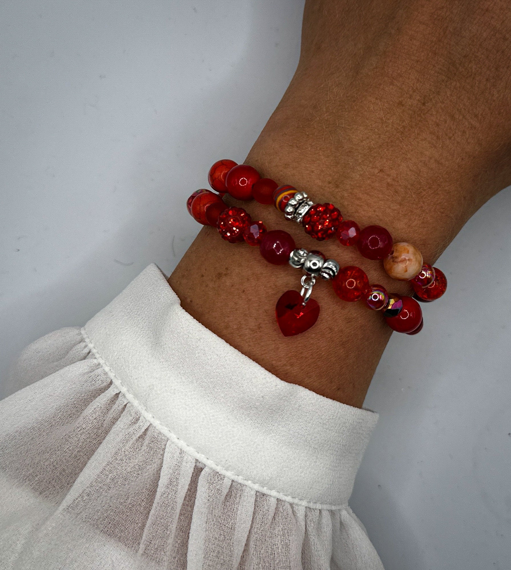 Rotes Wickelarmband für Damen aus Glasperlen, Miracleperlen und Natursteinperlen mit Swarovski-Anhänger | Armband Geschenk Freundin