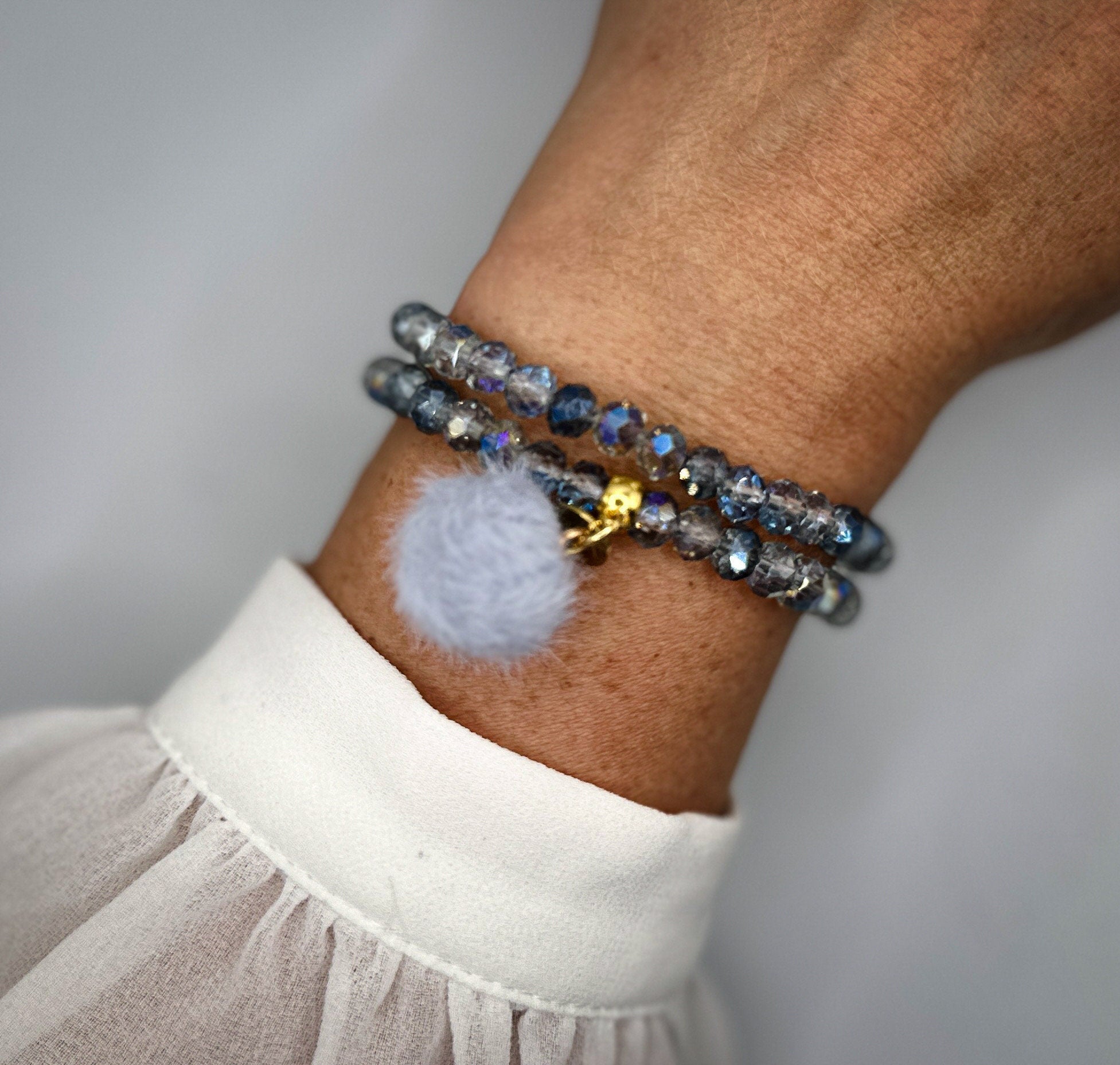 Blaues Wickelarmband für Damen aus Glasfacettperlen mit Bommel-Anhänger