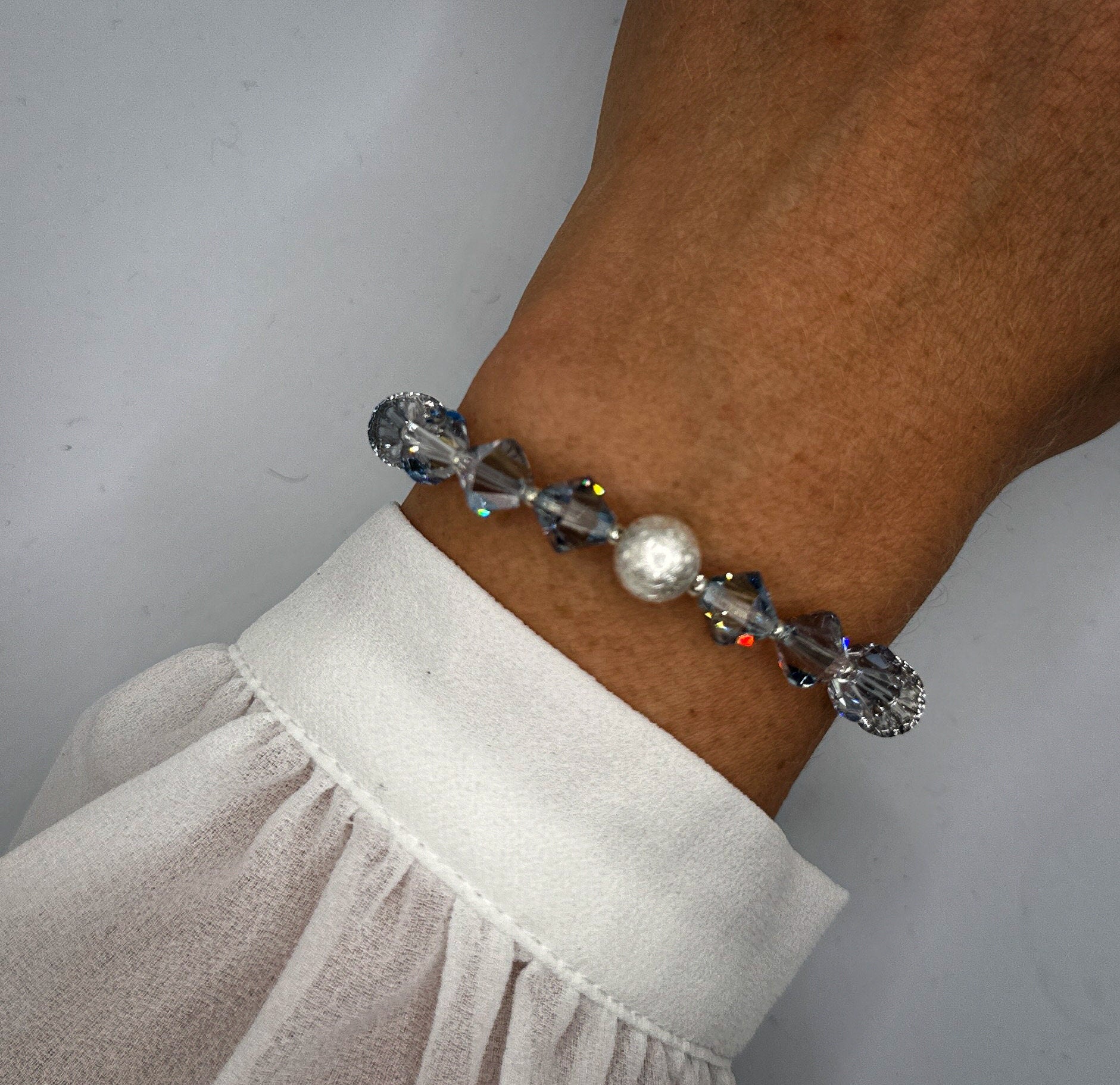 Armband aus Swarovski-Kristallperlen und 925-er Sterlingsilberkugel