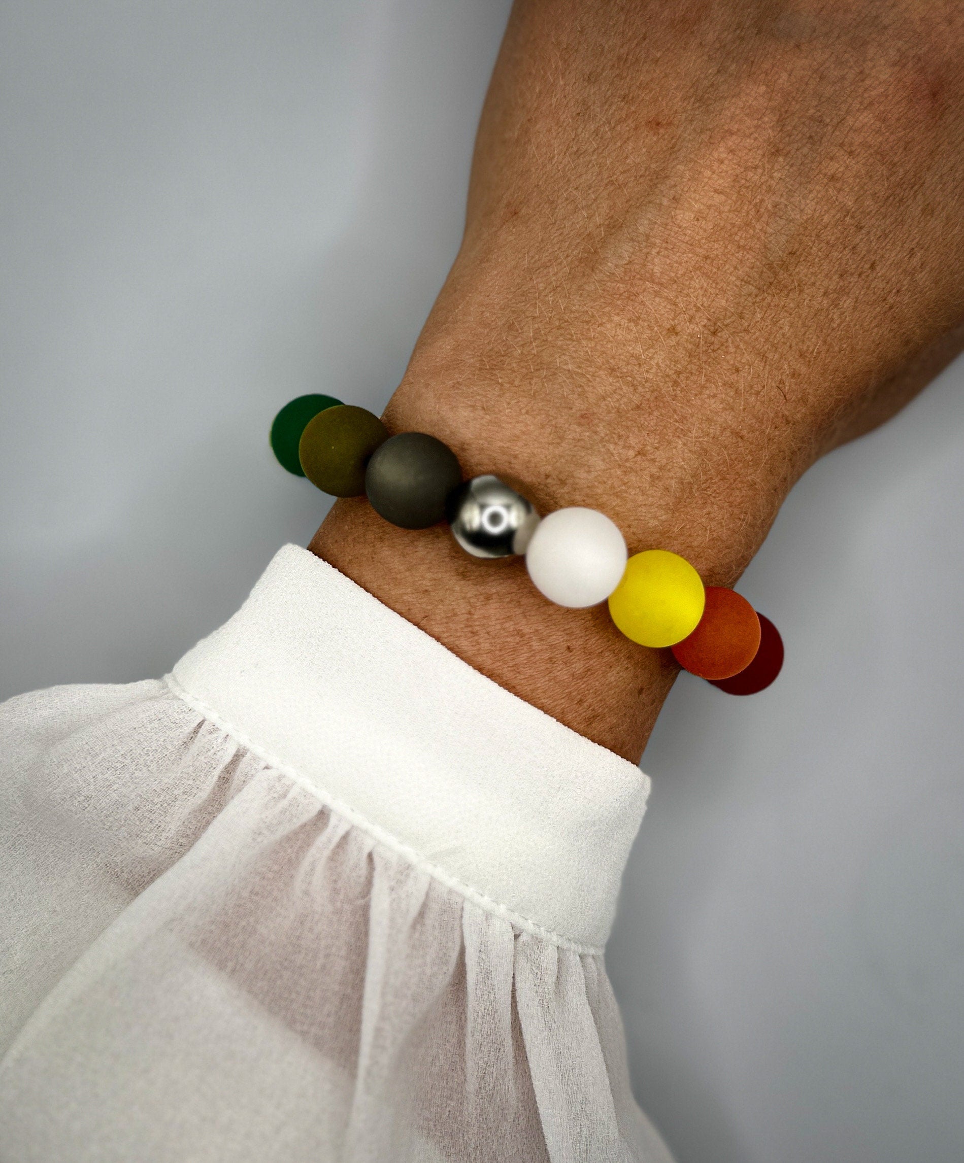 Buntes Armband aus Polarisperlen und Messingkugel