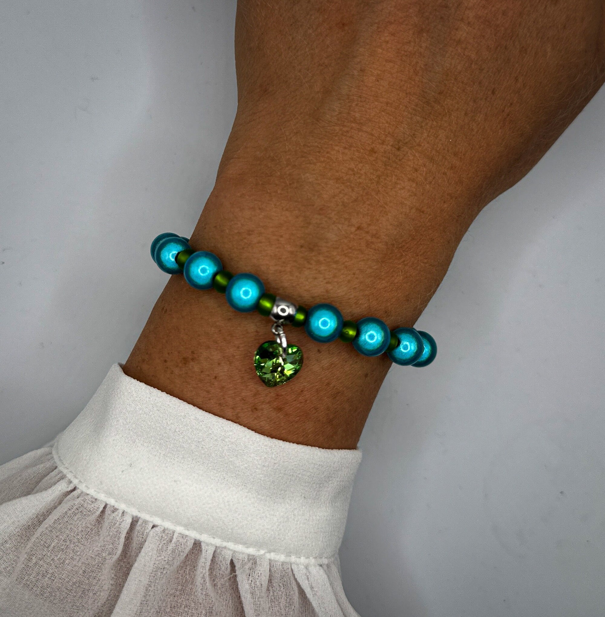 Armband aus Miracleperlen und Glasrocailles mit Swarovski-Anhänger