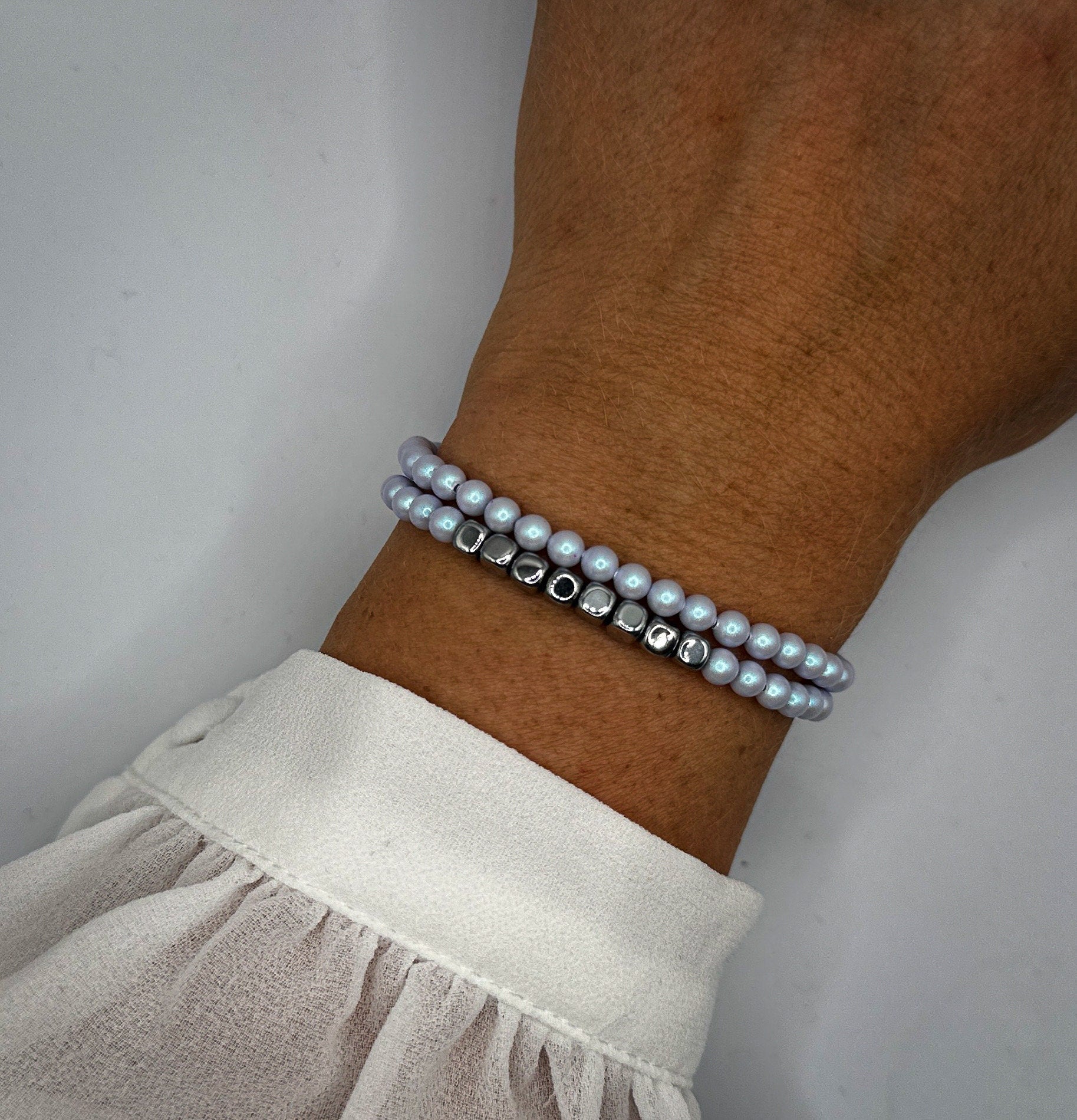 Wickelarmband für Damen aus hellblau schimmernden Swarovski-Perlen und silbernen Hämatitwürfeln | Armband Geschenk Freundin