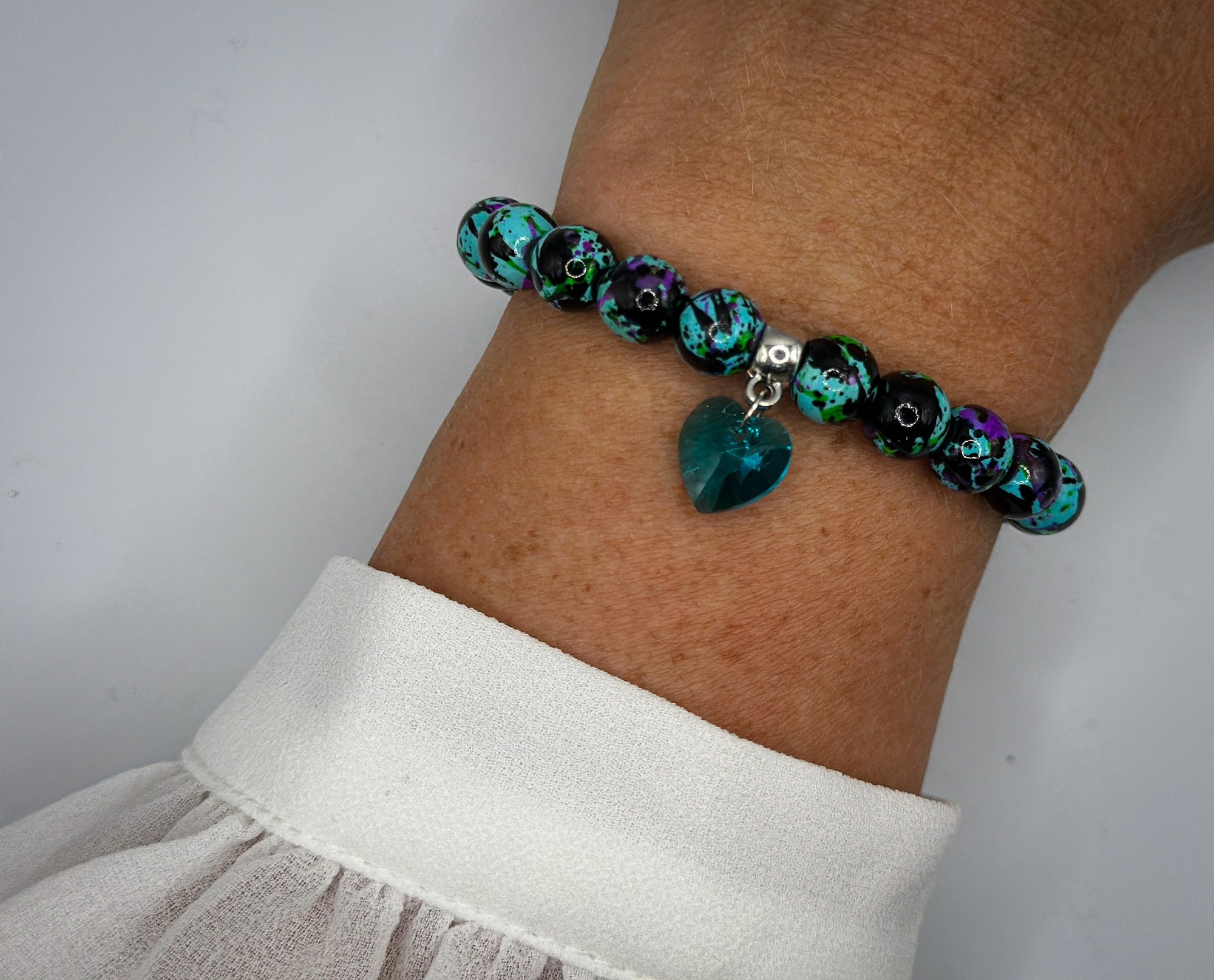 Buntes Armband aus Keramikperlen mit Swarovski-Kristallherz