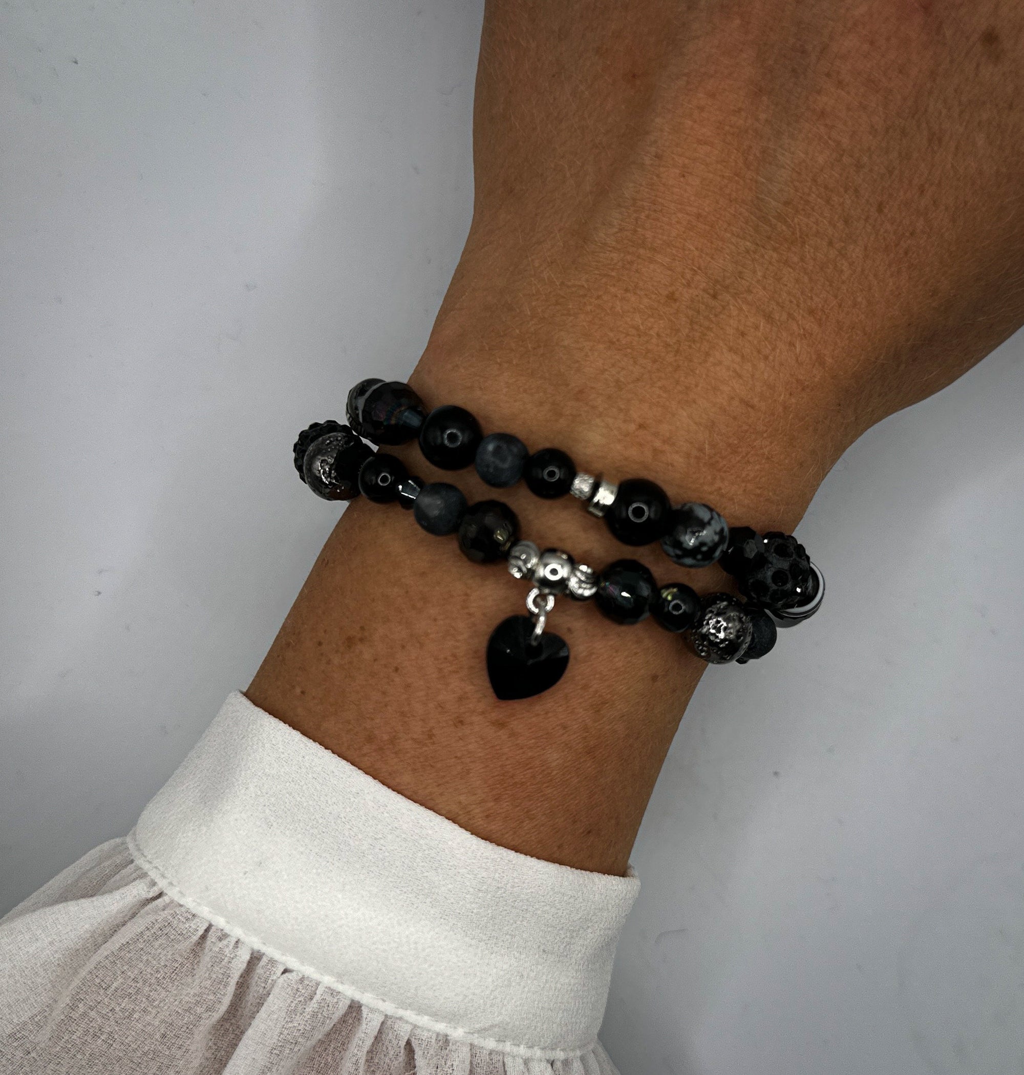 Schwarzes Armband für Damen aus Glasperlen, Miracleperlen und Natursteinperlen mit Swarovski-Anhänger | Armband Geschenk Freundin