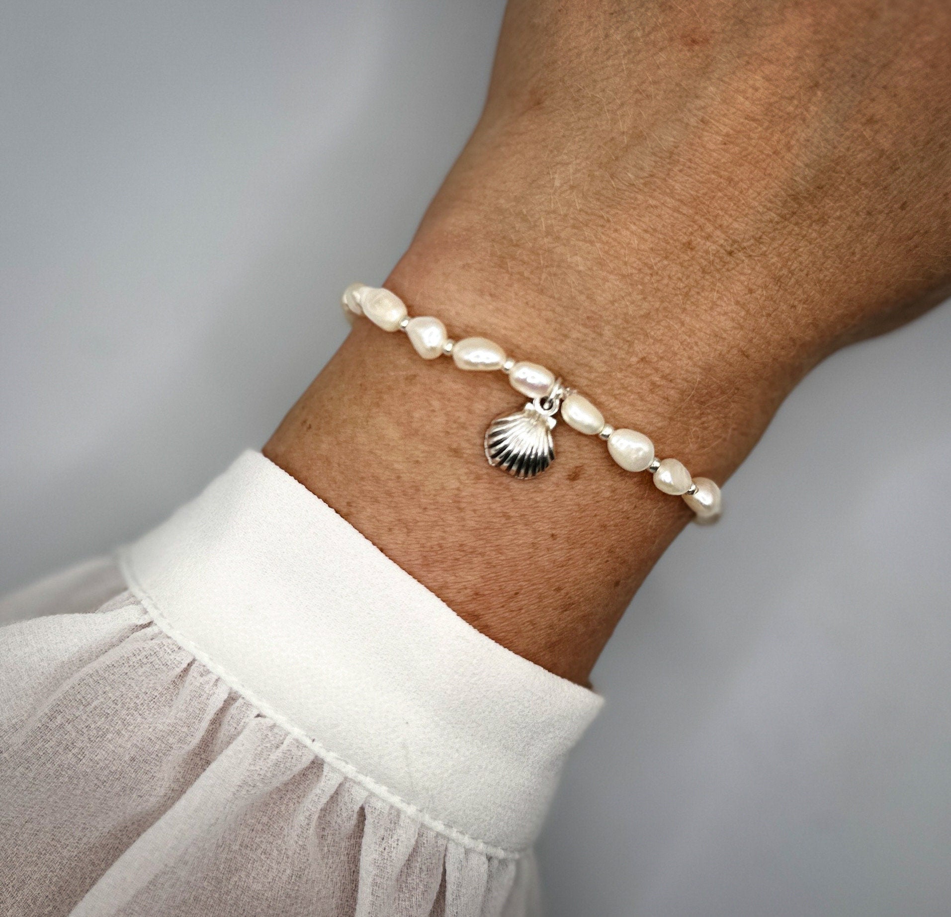 Süßwasserperlen-Armband für Damen mit Muschelanhänger | Personalisierbares Armband