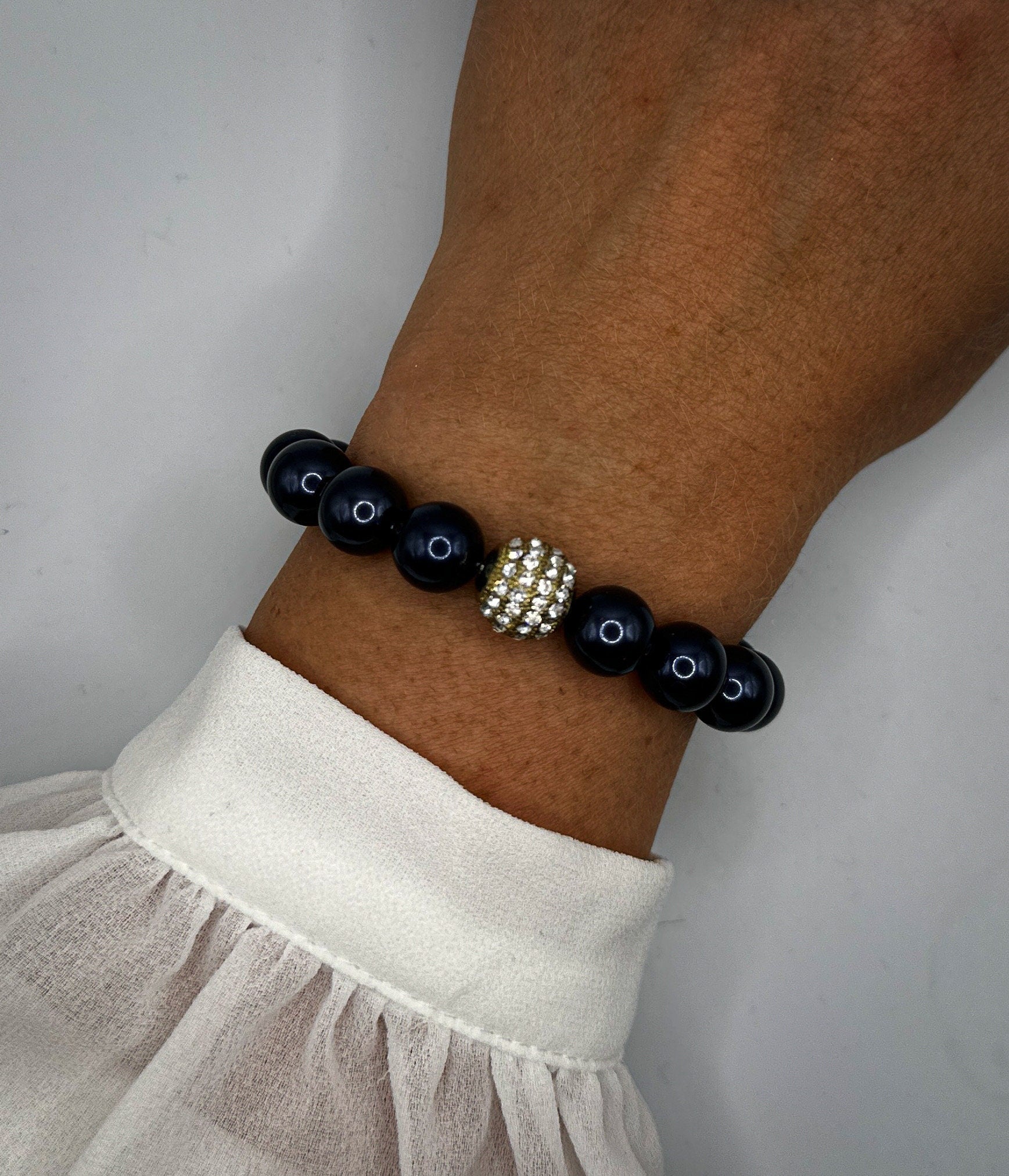 Armband aus dunkelblau schimmernden Swarovski-Perlen und Bohemian Strassperle