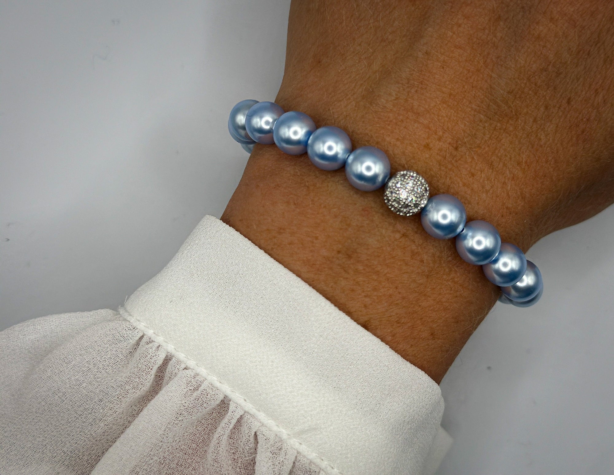 Armband aus hellblauen Swarovski-Perlen und Strassperle