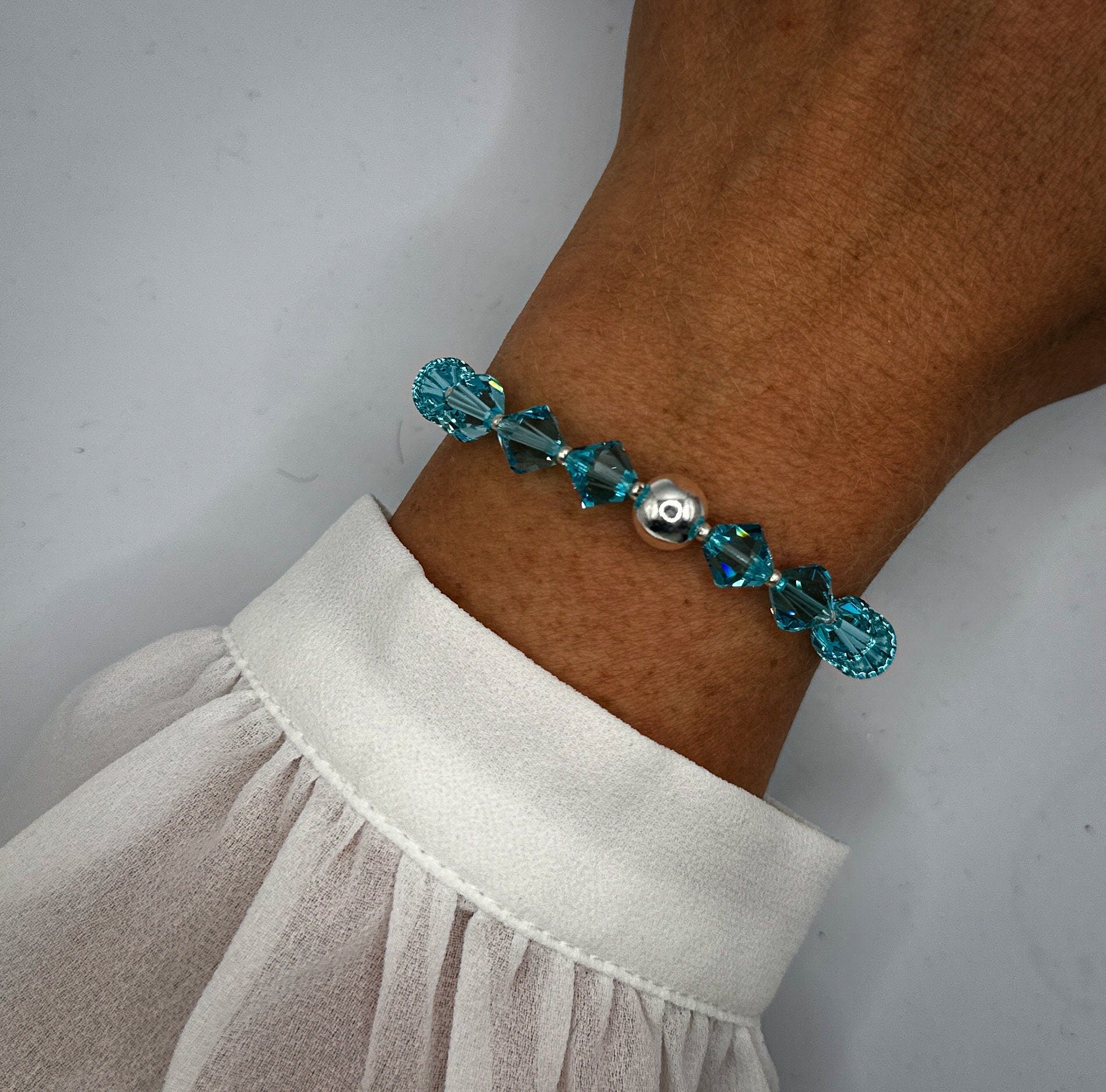 Armband aus blauen Swarovski-Kristallen und 925-er-Silberperle