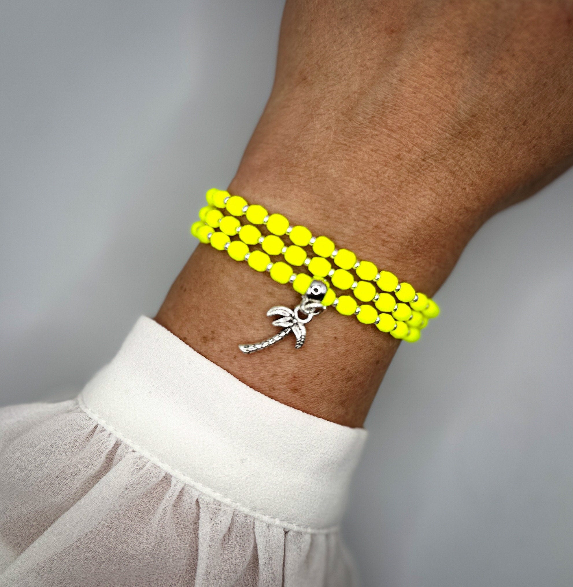 Neon gelbes Wickelarmband aus Preciosa Glasschliffperlen mit Ananas-Anhänger